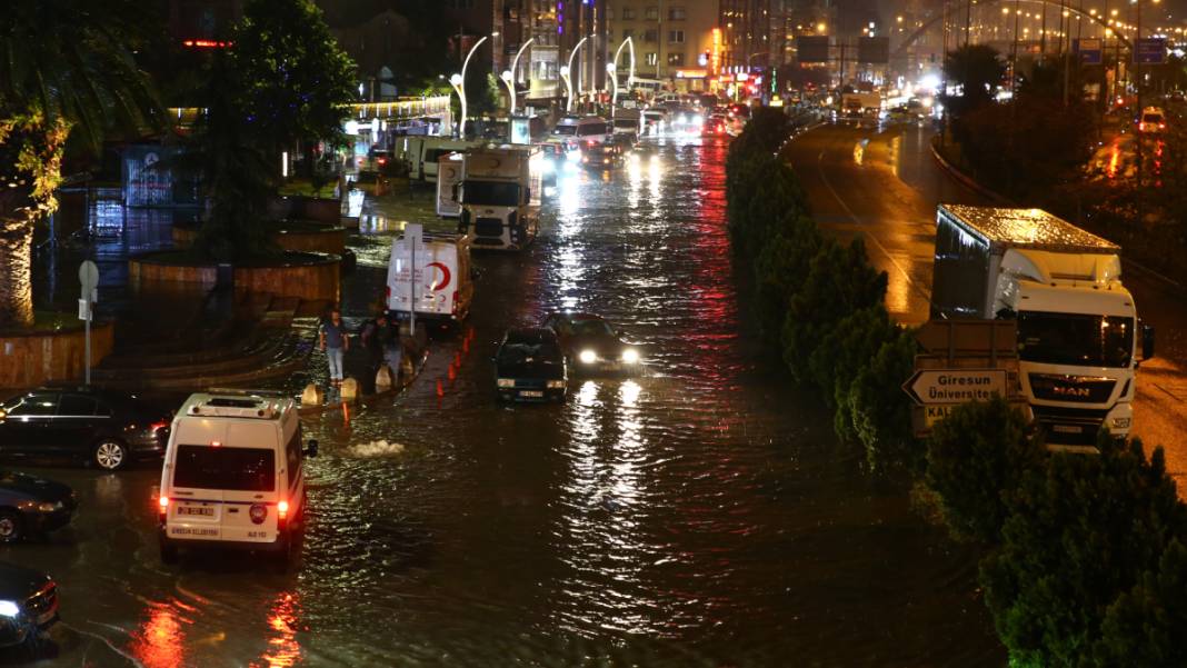 Ulaşım kapandı, iş yerlerini su bastı... Sel felaketi o illeri vurdu 10